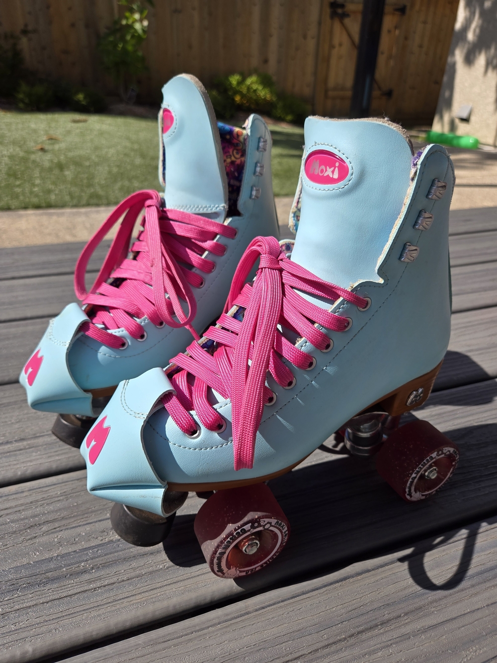 Moxi Beach Bunny Roller Skates Sz 6